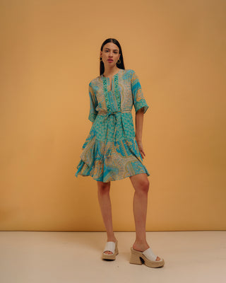 Vestido corto con volante y estampados combinados