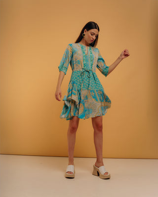 Vestido corto con volante y estampados combinados