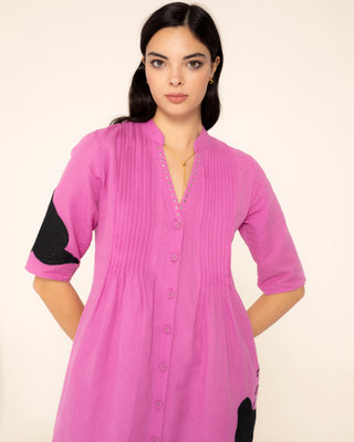 Imagen promocional de vestido corto rosa camisero bordado isla