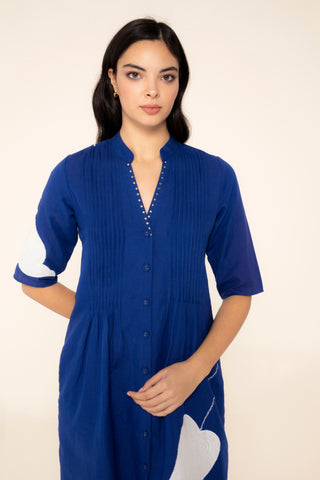 Imagen promocional de vestido corto azul camisero bordado isla