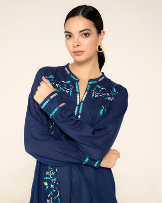 Vista principal del producto: blusa azul bordada amalia