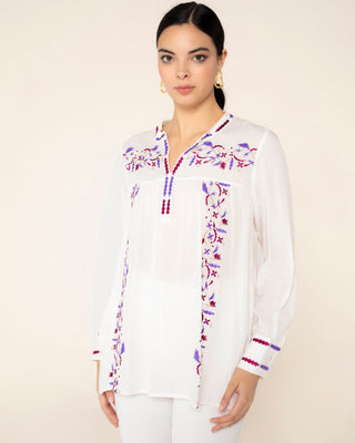 Imagen promocional de blusa blanca bordada amalia