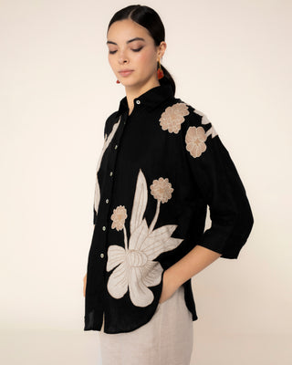 Fotografía principal del producto: blusa lino negra de flores tulum